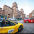 La célebre carrera de coches de época de competición en Ferrara, atrae la atención del público apasionado del automóvil. 