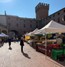 El mercado se celebra cada quince días. Se realiza en la Piazza Municipale y reúne a productores del territorio regional. 