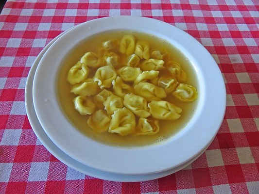 Cappelletti in brodo (Raviolis en caldo)