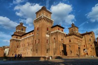 En 1385 à Ferrare, à la suite d’une dangereuse révolte Niccolò II d’Este comprit la nécessité de construire une puissante défense pour sa famille et pour lui-même c’est ainsi que naquit le château de San Michele, une forteresse érigée contre le peuple