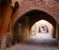 Cette charmante rue médiévale marque l’axe par lequel se développa la Ferrare dite linéaire du VIIe au XIe siècle après J.-C.