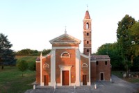 Isolato dalla borgata e preceduto da un verde filare di pioppi, sorge il Santuario della Madonna della Pioppa, che conserva ancora oggi, come un tempo, i caratteri di raccolta intimità nel silenzio della campagna. 