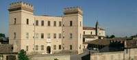 Quattro imponenti torri merlate, mura possenti, grandi finestre fanno del Castello una struttura a metà tra una fortezza e una dimora di lusso o Delizia, un tempo protetta da nove miglia di cinta muraria e circondata da un bosco per la caccia
