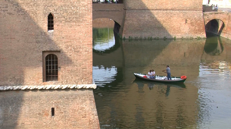 Romantico giro in barca nel fossato del castello