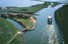 En los valli de Comacchio el paisaje adquiere una belleza irreal, alguna caña de pesca se erige sobre las aguas y rompe durante un instante la horizontalidad del panorama.