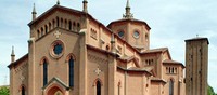 CHIUSA PER RESTAURI - L'attuale chiesa abbaziale di San Michele Arcangelo risulta sorgere dove un tempo il Castello Lambertini aveva i suoi orti, i suoi giardini e alcuni edifici di pertinenza e venne edificata in sostituzione di quella antica a partire dal 1902.